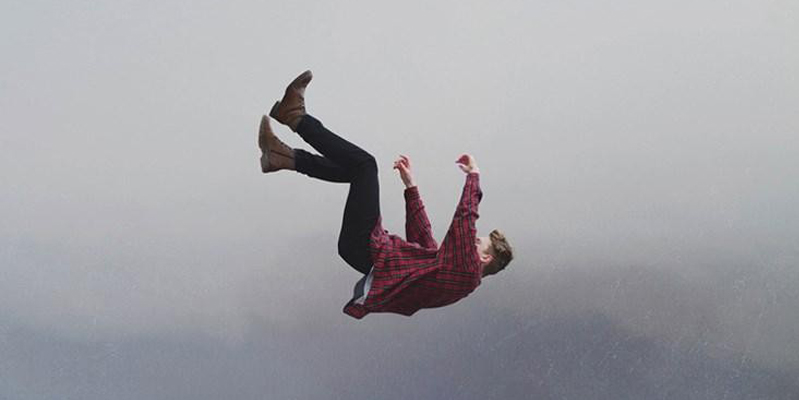 Trong giấc mơ bạn cảm thấy mình đột ngột bị rơi xuống khi đang bay