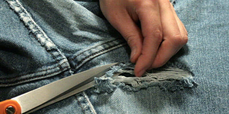 Chiêm bao thấy mình mặc quần bị rách trong nhà của mình