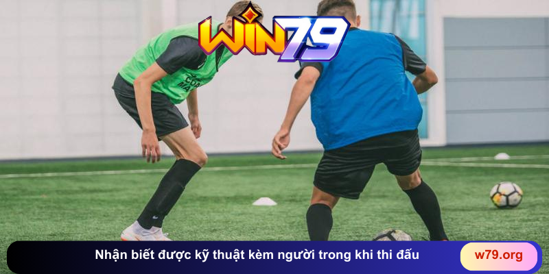 Nhận biết được kỹ thuật kèm người trong khi thi đấu
