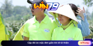 Cặp đôi ăn mặc đơn giản khi đi từ thiện