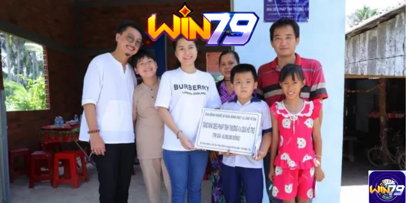 Hình ảnh gia đình Lâm Vỹ Dạ trao quà từ thiện