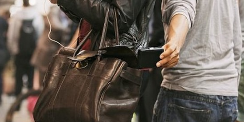 Mơ thấy bị người khác ăn trộm đồ