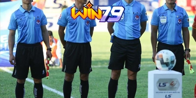 Trọng tài dùng còi để ra hiệu